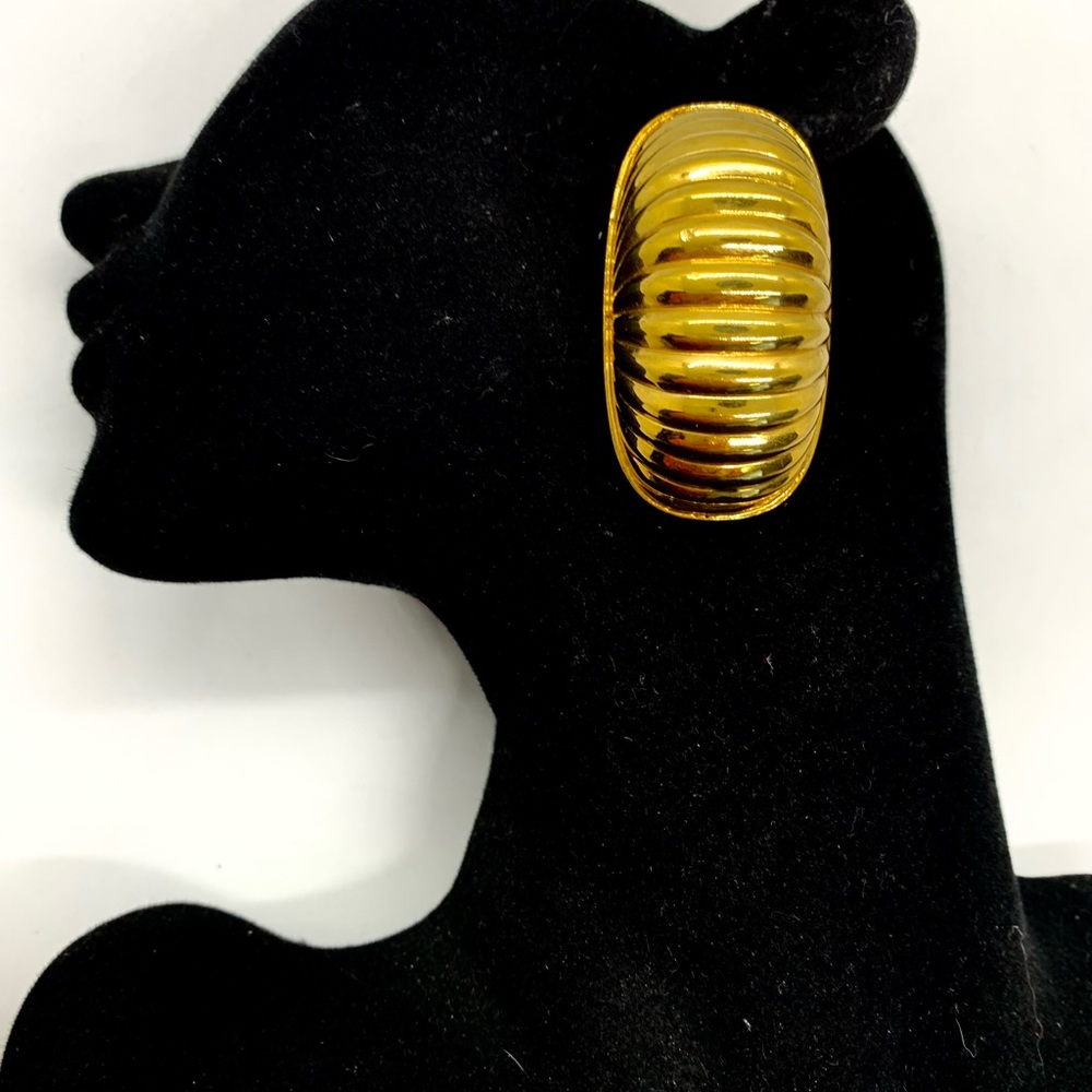 Vintage Designer Gold 2” Ribbed SHRIMP Clip On Earrings Tokens Of Gilt 80s/90s